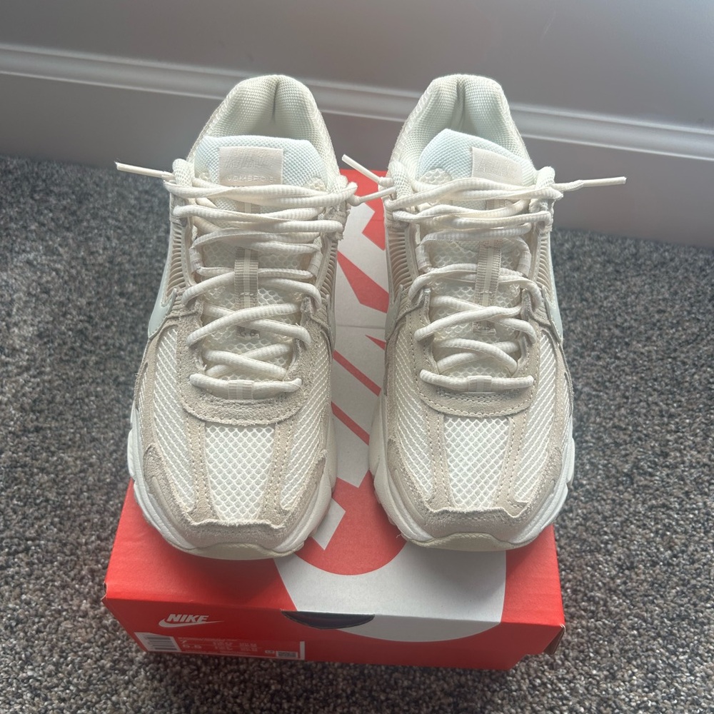 Women’s Nike Zoom Vomero’s - Picture 5 of 6